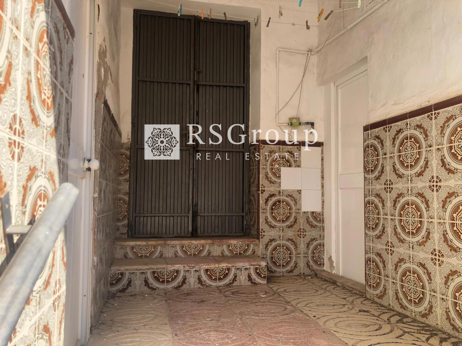 CASA AMPLIA DE 200 M² CON PATIO, BUHARDILLA Y MÚLTIPLES POSIBILIDADES EN EL CAMPILLO (HUELVA) - Foto 2
