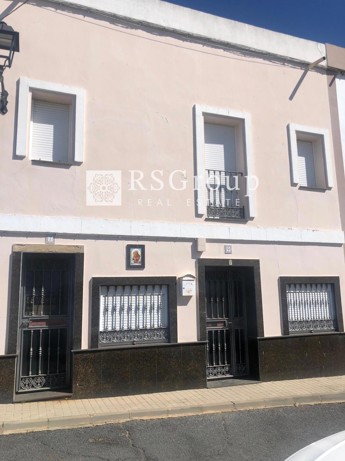 CASA AMPLIA DE 200 M² CON PATIO, BUHARDILLA Y MÚLTIPLES POSIBILIDADES EN EL CAMPILLO (HUELVA) - Foto 1